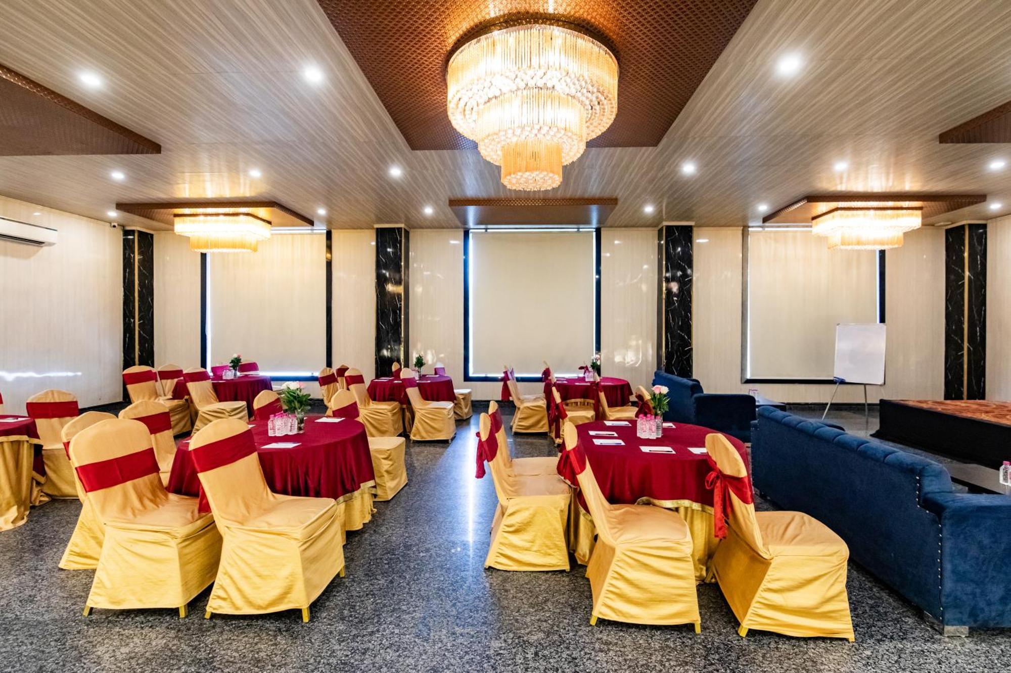 Foxoso Fiori Hotel Jaipur Bagian luar foto